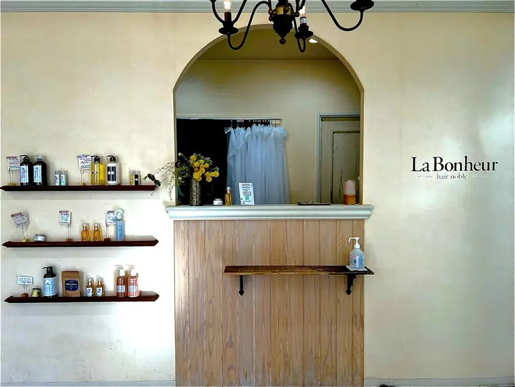 La Bonheur hair noble新越谷店の内観・外観2