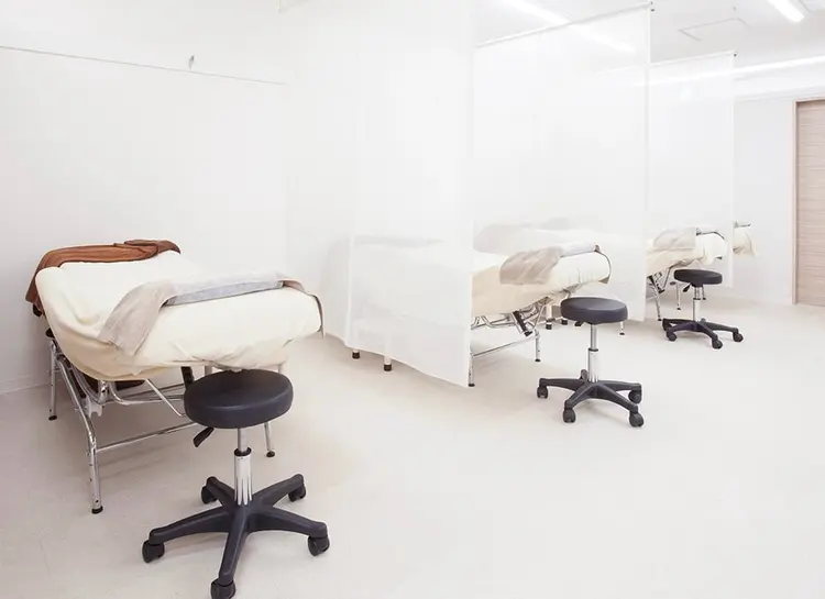 マツエク・まつ毛パーマ・眉毛専門店  プラスアイ川崎東口店の内観・外観1