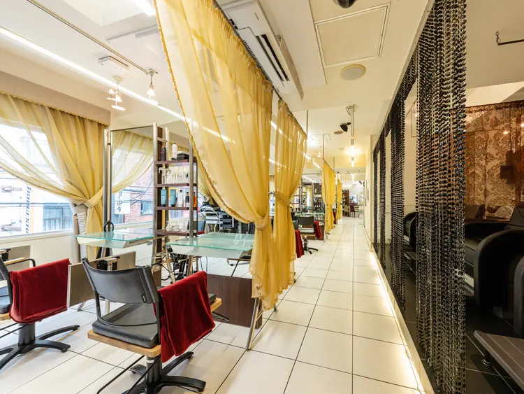 COVER HAIR & SPA bliss 浦和西口店の内観・外観1