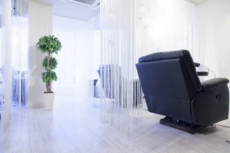 プラスエイト横浜西口店の内観・外観2