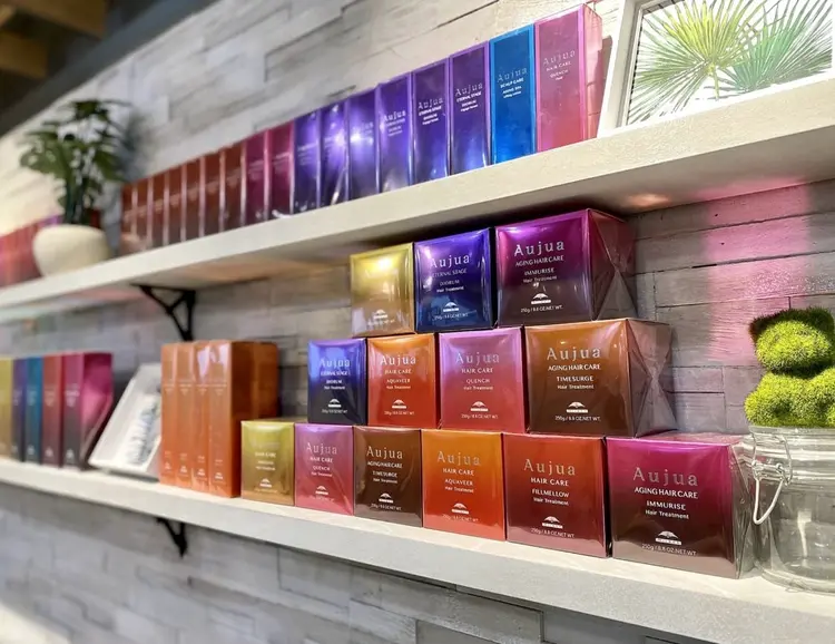 youres hair 髪質改善トリートメント&ヘッドスパ　新宿WEST店の内観・外観2