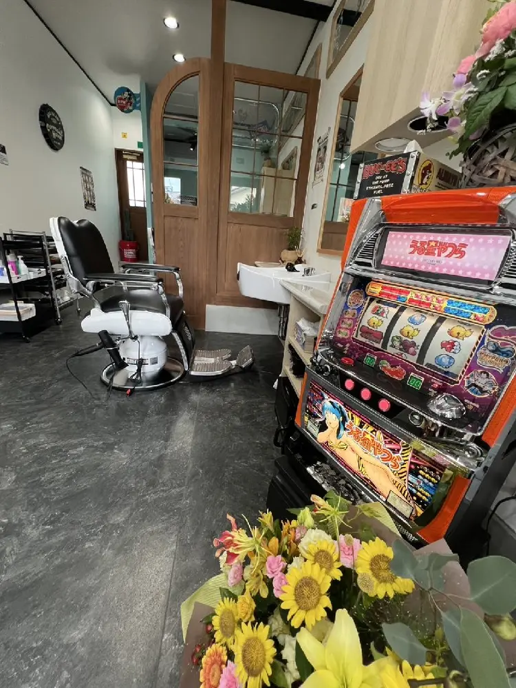 √BARBERSHOP(ルートバーバーショップ)の内観・外観2