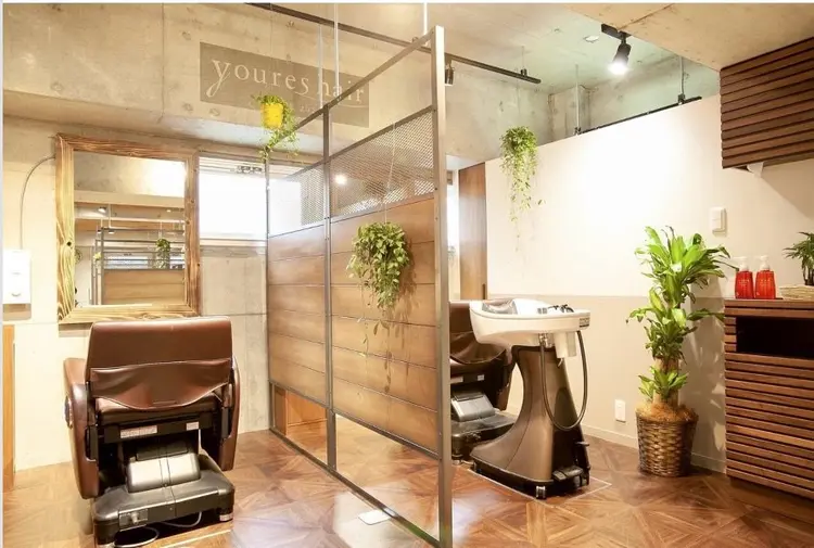 youres hair 髪質改善トリートメント&ヘッドスパ　新宿WEST店の内観・外観1