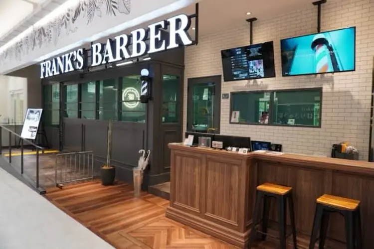 FRANK'S BARBER LIBERALDの内観・外観2