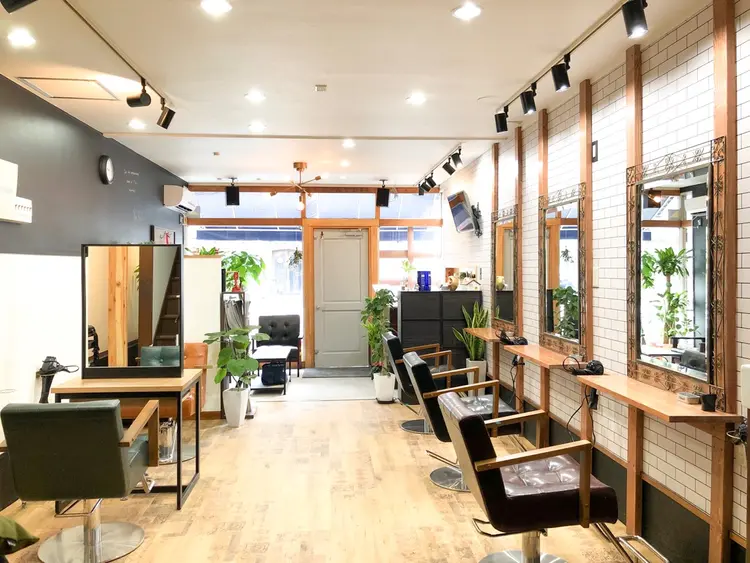 THREEの内観・外観1