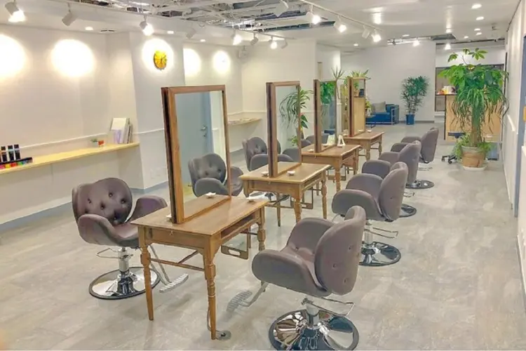 VIVA LA HAIR大分中央町店【ヴィバラヘアー】の内観・外観1