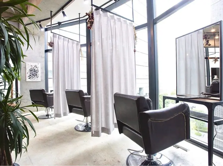 youres hair新宿　WEST店の内観・外観2