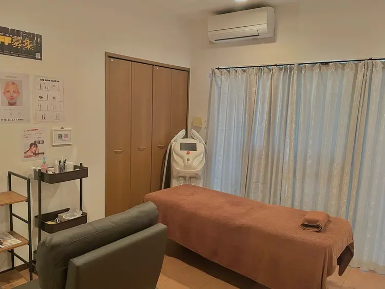 WHITE EYE那覇店の内観・外観1