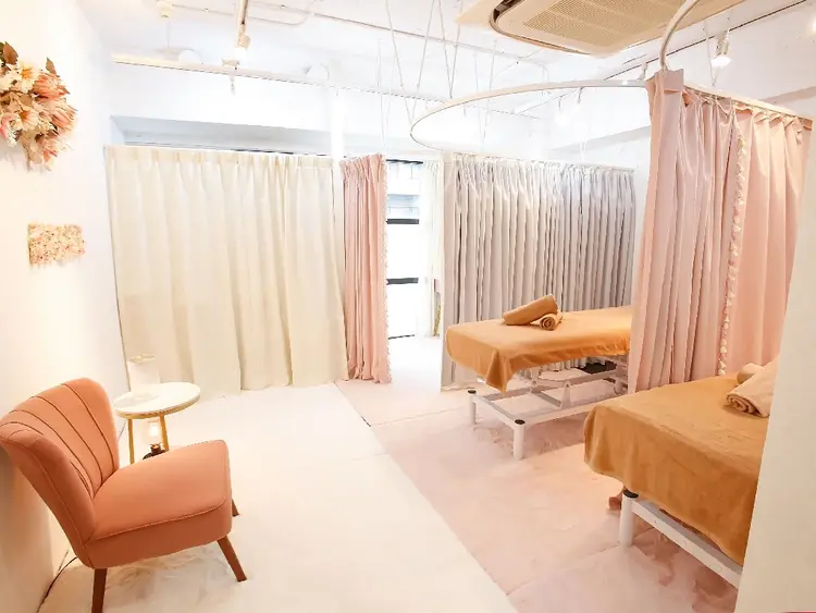 バストアップサロン ANERA 心斎橋の内観・外観1