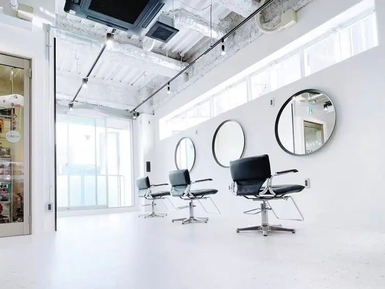 WAVEY2 ft.fifth MENS SALON 横浜西口店の内観・外観2