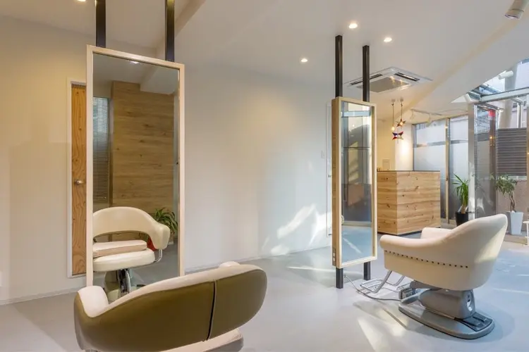 WHAT COMES AROUND ...の内観・外観2