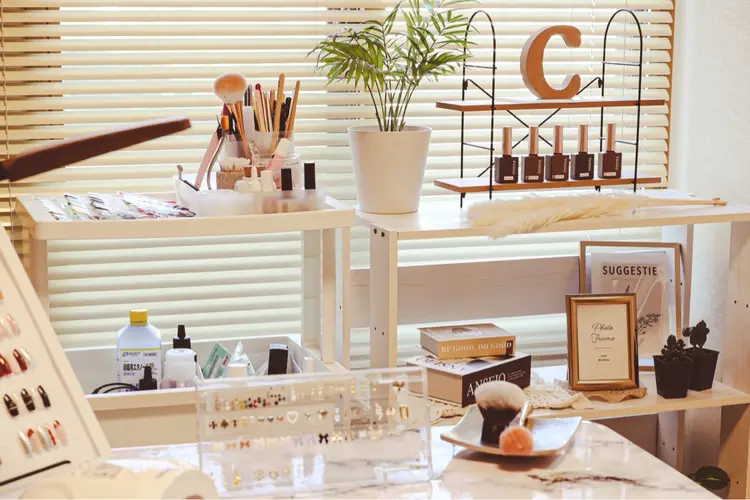 C nailsalonの内観・外観1