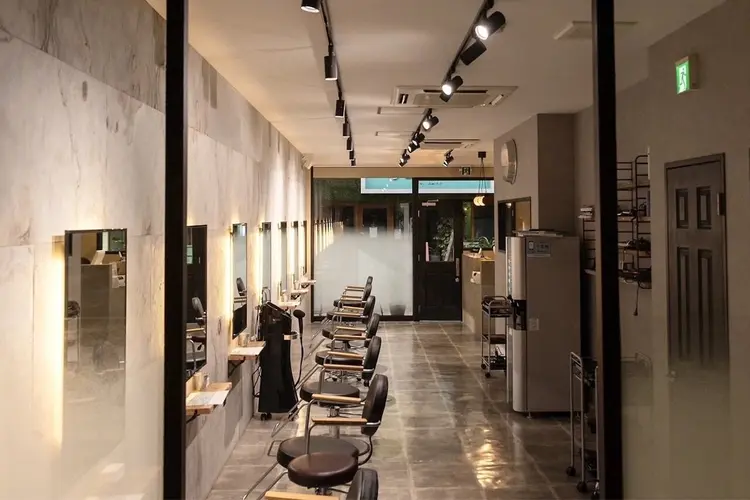 ラフィスヘアー シン 大分店の内観・外観1