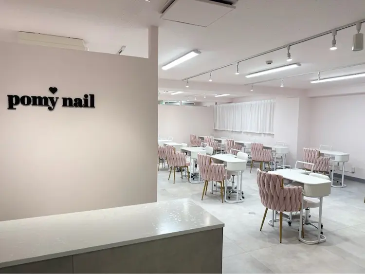 pomy nail 新宿店の内観・外観1