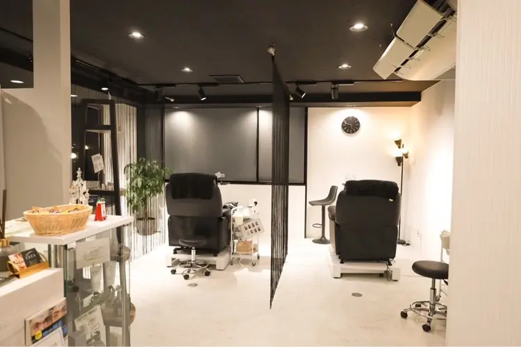 メンズ専用アイブロウサロン CREAの内観・外観1