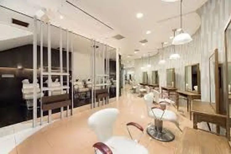 ヘア&メイクEarthの内観・外観3