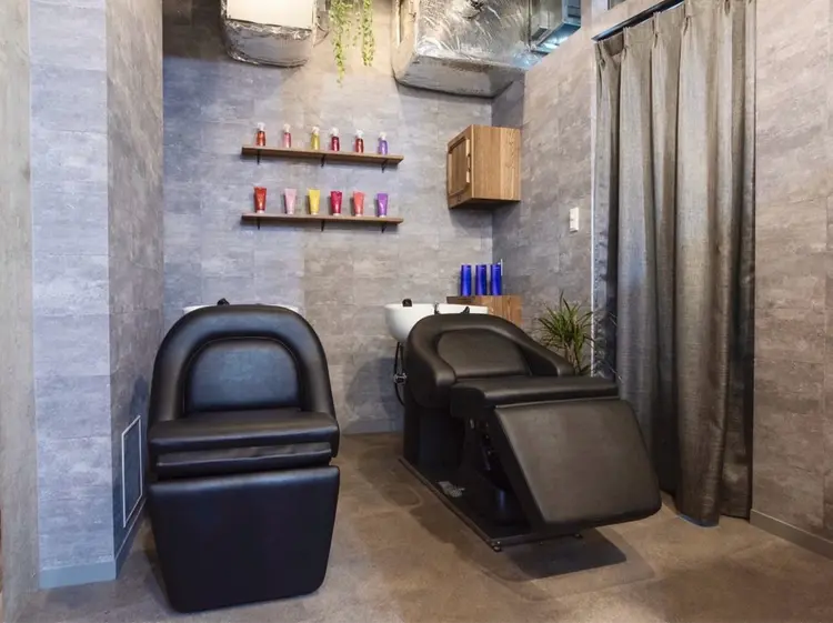 youres hair新宿　WEST店の内観・外観3