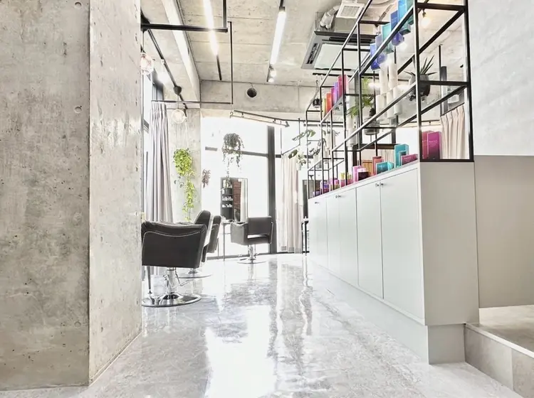 youres hair新宿　WEST店の内観・外観1