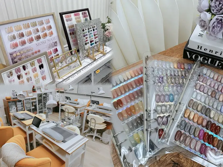 nail salon 9 Carat‘s 神田店の内観・外観1