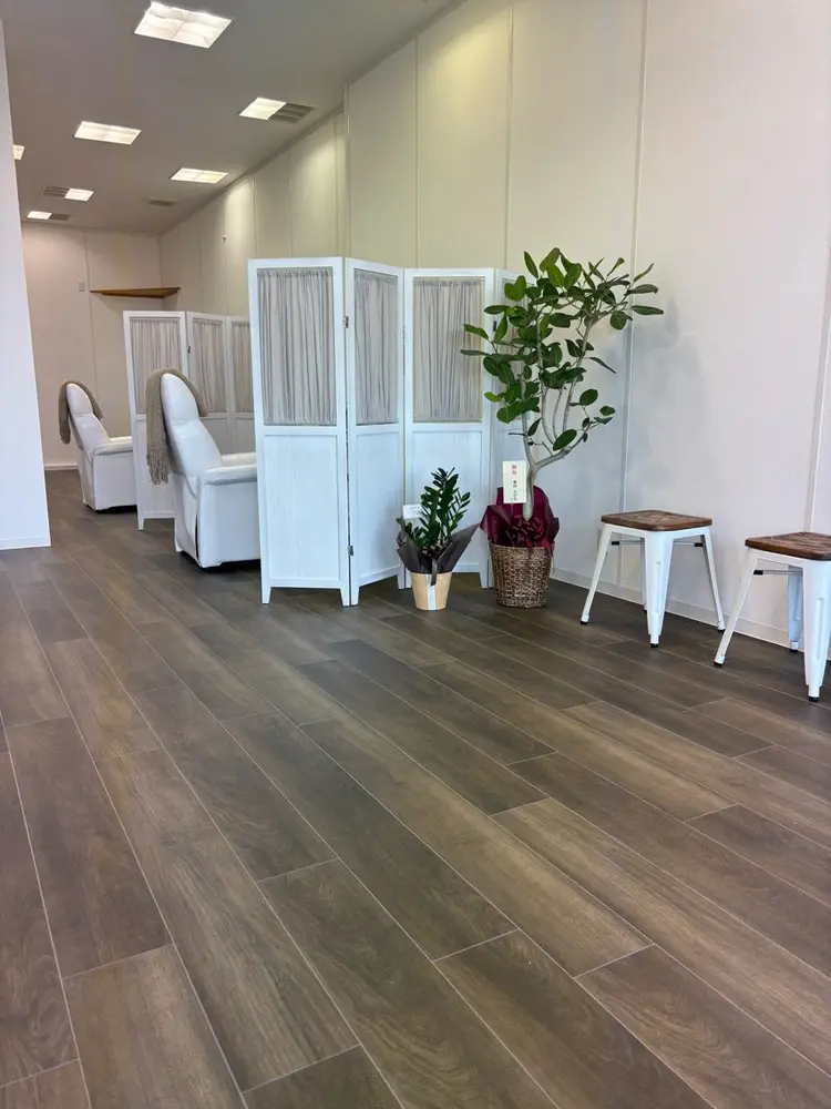 アイブロウサロン WHITE EYE 岩出 眉毛専門店【ホワイトアイ】の内観・外観1