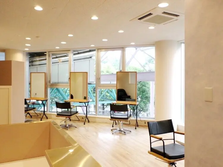 BROWNの内観・外観1