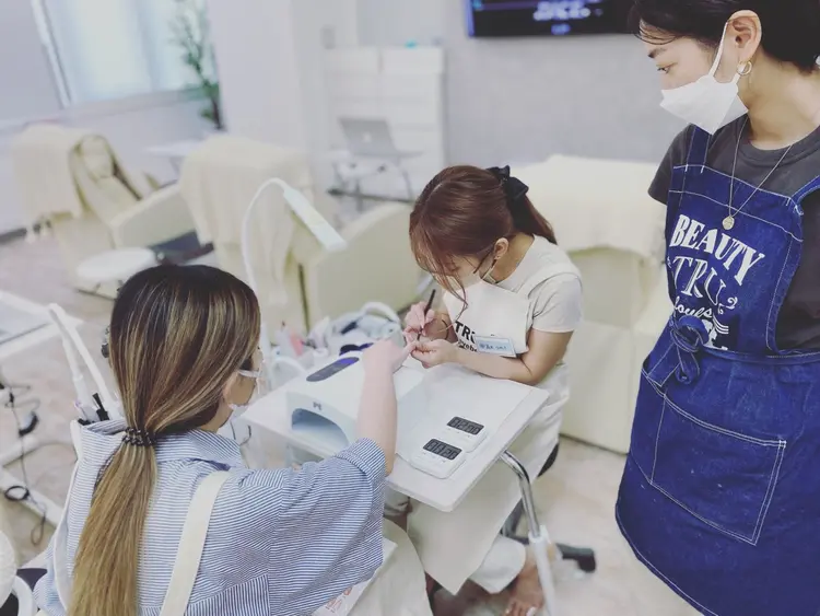 ACADEMY SALON hush hush by TRU新宿南口店【ハシュハシュバイトゥルー】の内観・外観2