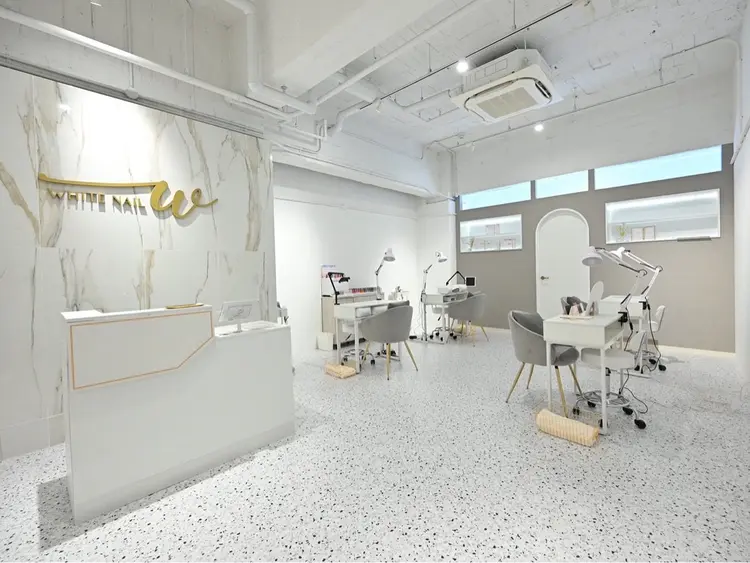 WHITE NAIL 難波店の内観・外観1