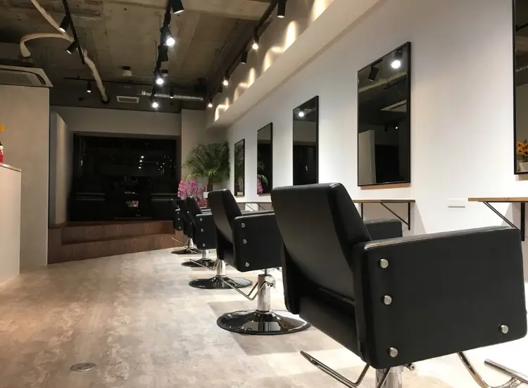 confidence MEN'S HAIR 新宿3rdの内観・外観1