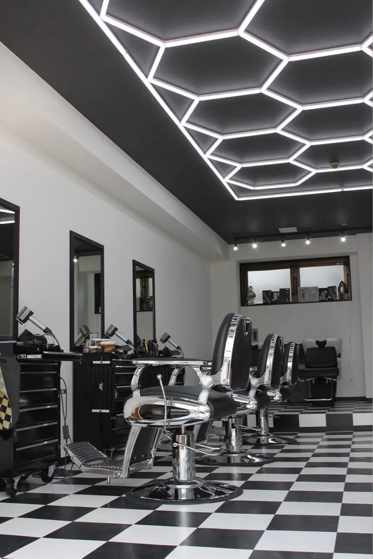 KINGKONG BARBERSHOP by  ALVAREZの内観・外観2