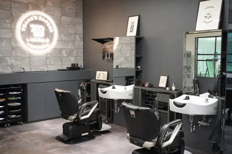 メンズ理容室 FRANK'S BARBER LIBERALDの内観・外観1