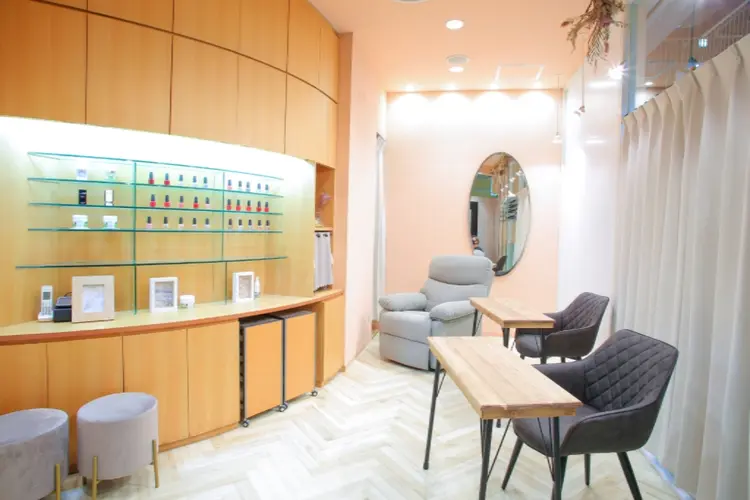 NAILDECObyA‘VI【ネイルデコバイアヴィ】万代ビルボードプレイス店の内観・外観1
