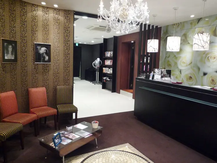 HAIR＆MAKE　EARTH行徳店の内観・外観1
