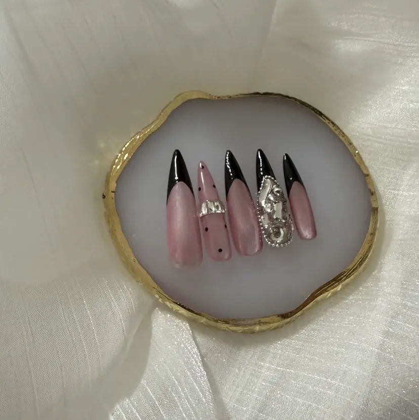 Nailroom Hの掲載