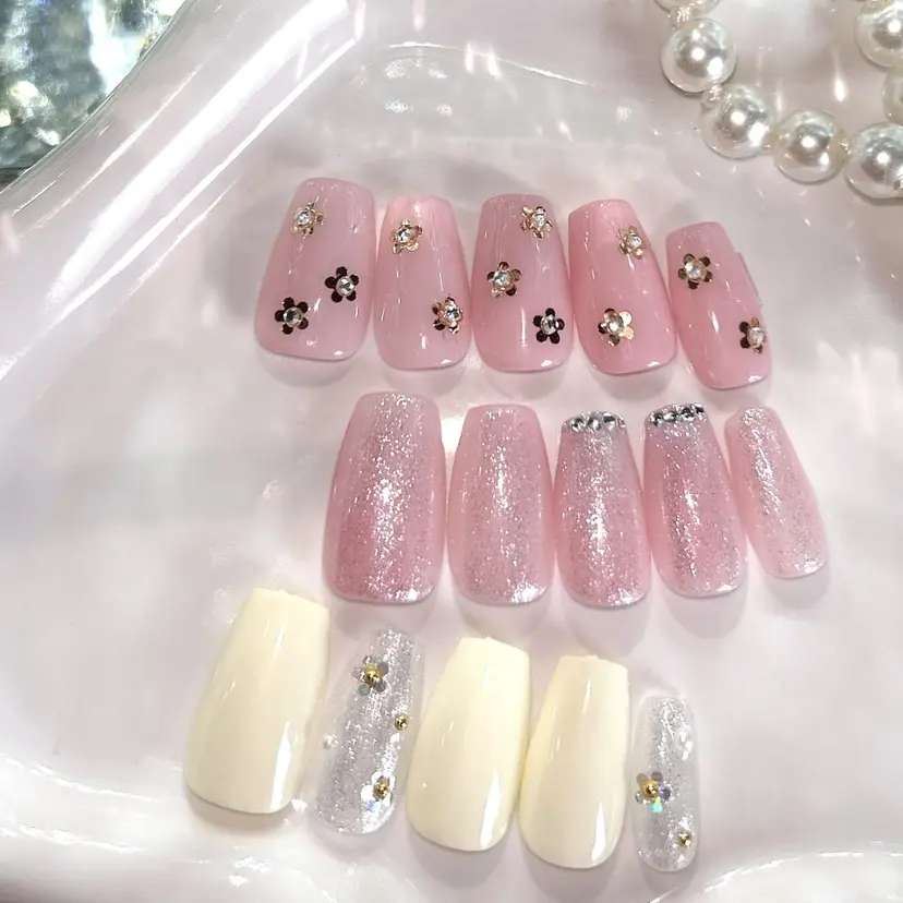 大人可愛いネイル🎀 まゆの掲載