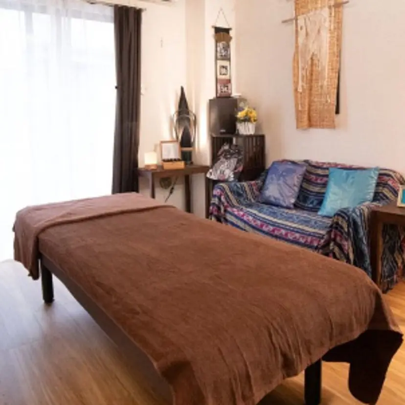 深夜・ 看板のないサロンの掲載