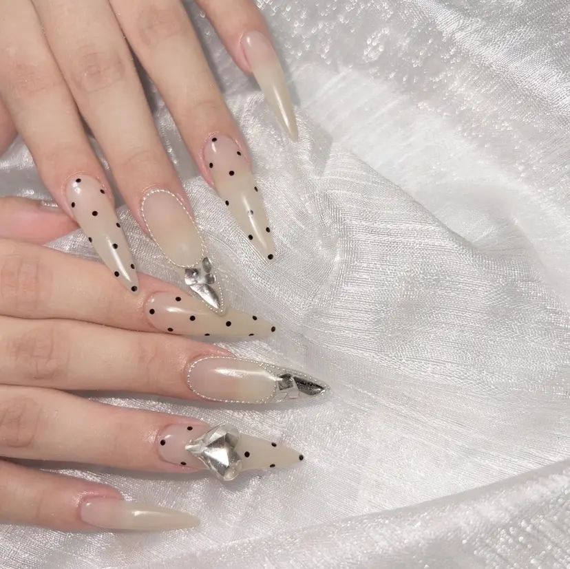 Viola  . Nailsalonの掲載