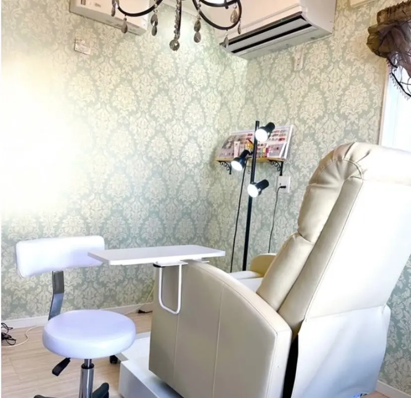 BURGUNDY mikaの掲載