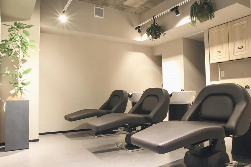 金ウンス 銀座/髪質 改善×デザインカラーの掲載