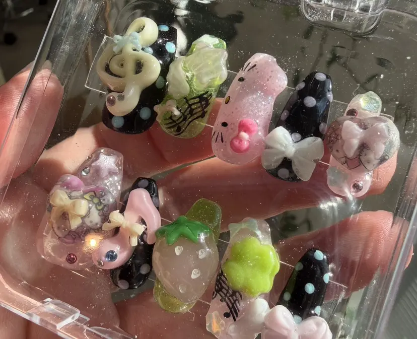 AOI✩⡱ y2kネイルの掲載