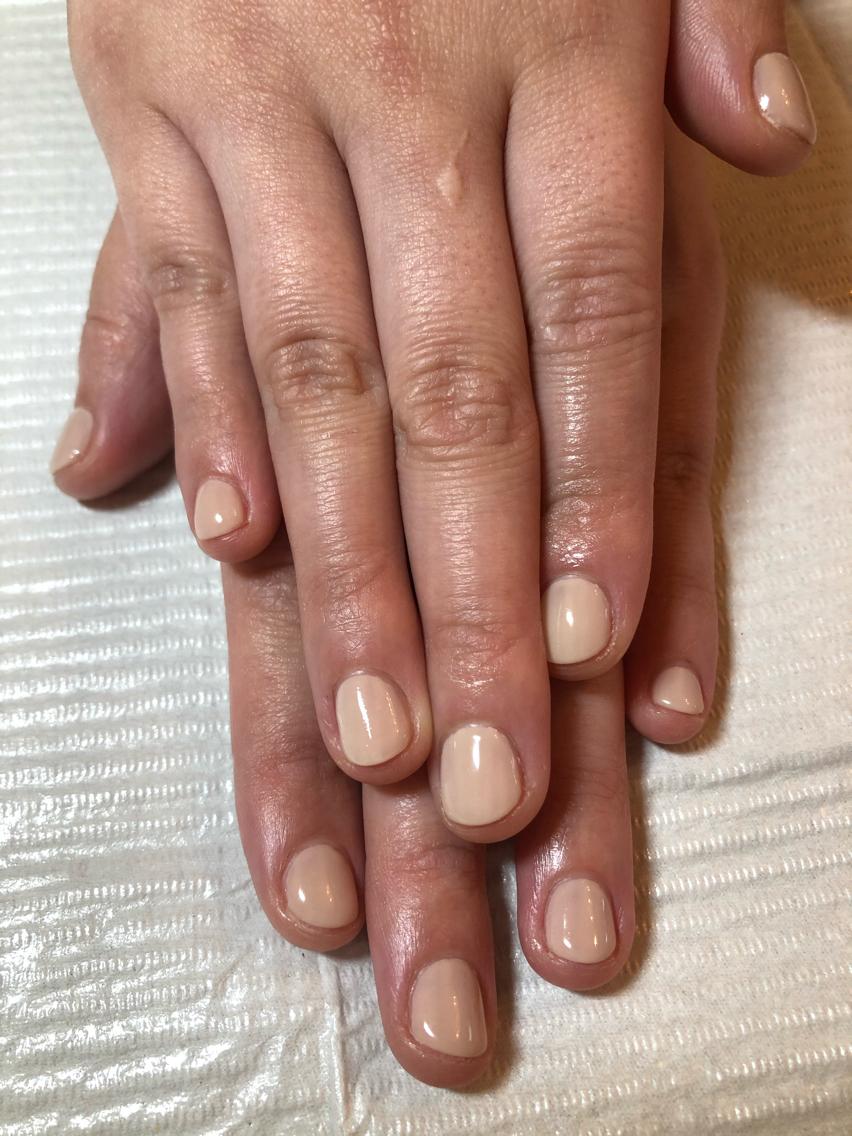 お仕事で派手なネイルが出来ないお客様 シンプルなワンカラーだから