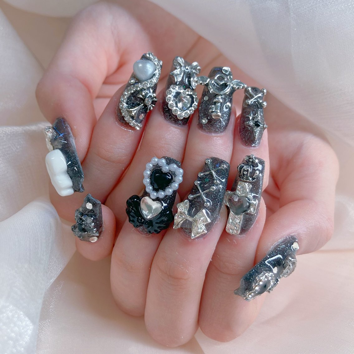 黒色ネイル ブラックネイル レースがまたかわいい｜Miyu のネイルデザイン