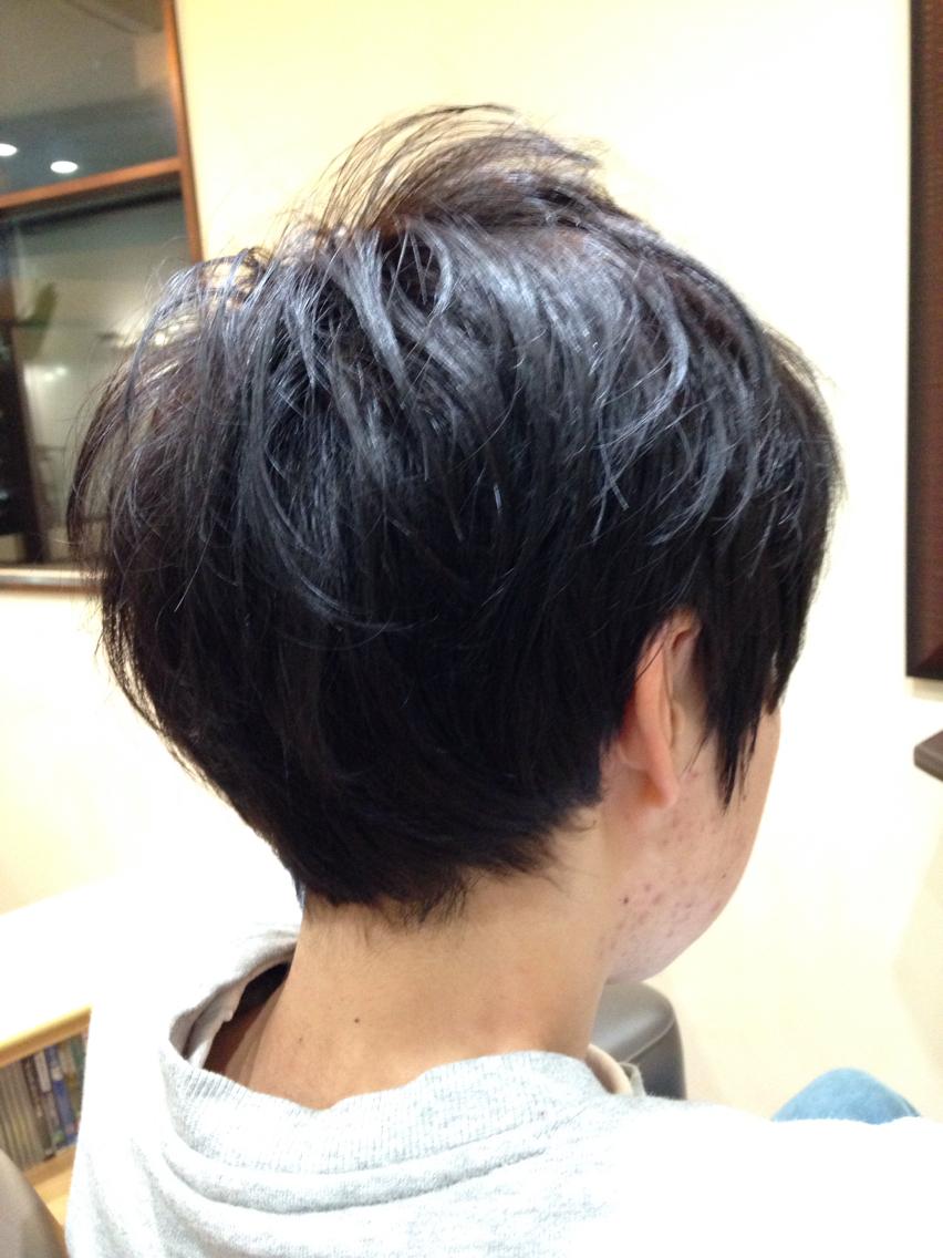 カット 女性のショートヘアスタイル マッシュベースに襟足サイドは