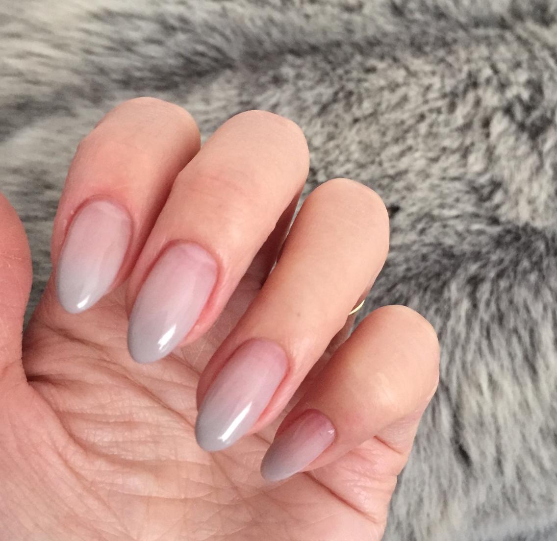 グラデーション 21年夏人気のグラデーション ラメグラデのネイルデザイン ネイルアートカタログ 12ページ目 ミニモ