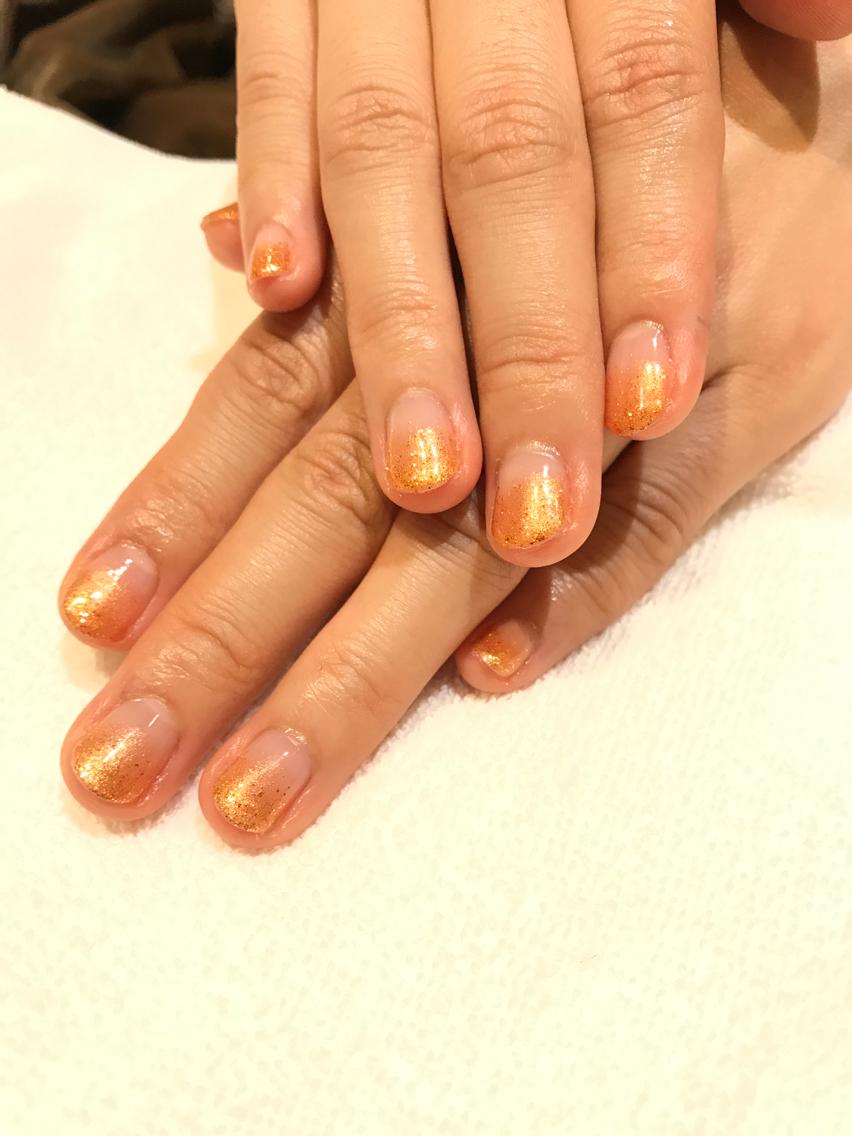 ネイル ネイル ラメグラ ネイルモデル秋らしくオレンジ×ゴールドラメグラデーション