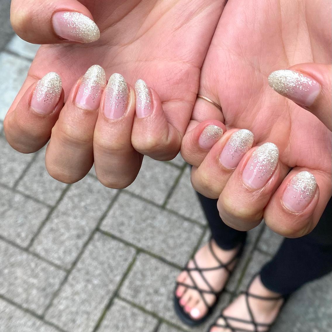 グラデーション 21年夏人気のグラデーション ラメグラデのネイルデザイン ネイルアートカタログ 9ページ目 ミニモ