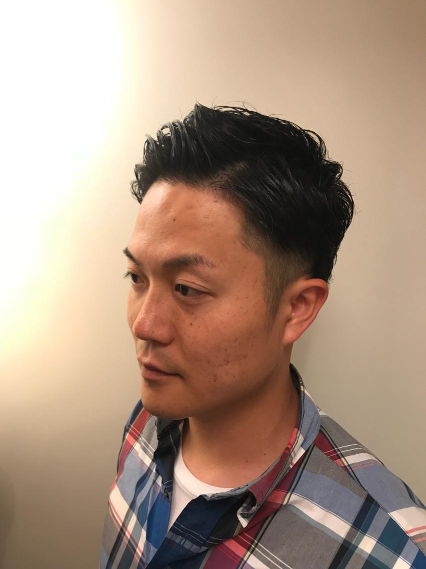【スタイル】ツーブロック(4mm)、前あげバック、耳だし、後ろ刈り上げ、ジェル仕上げ【毛質】毛量多め、横の膨らみ