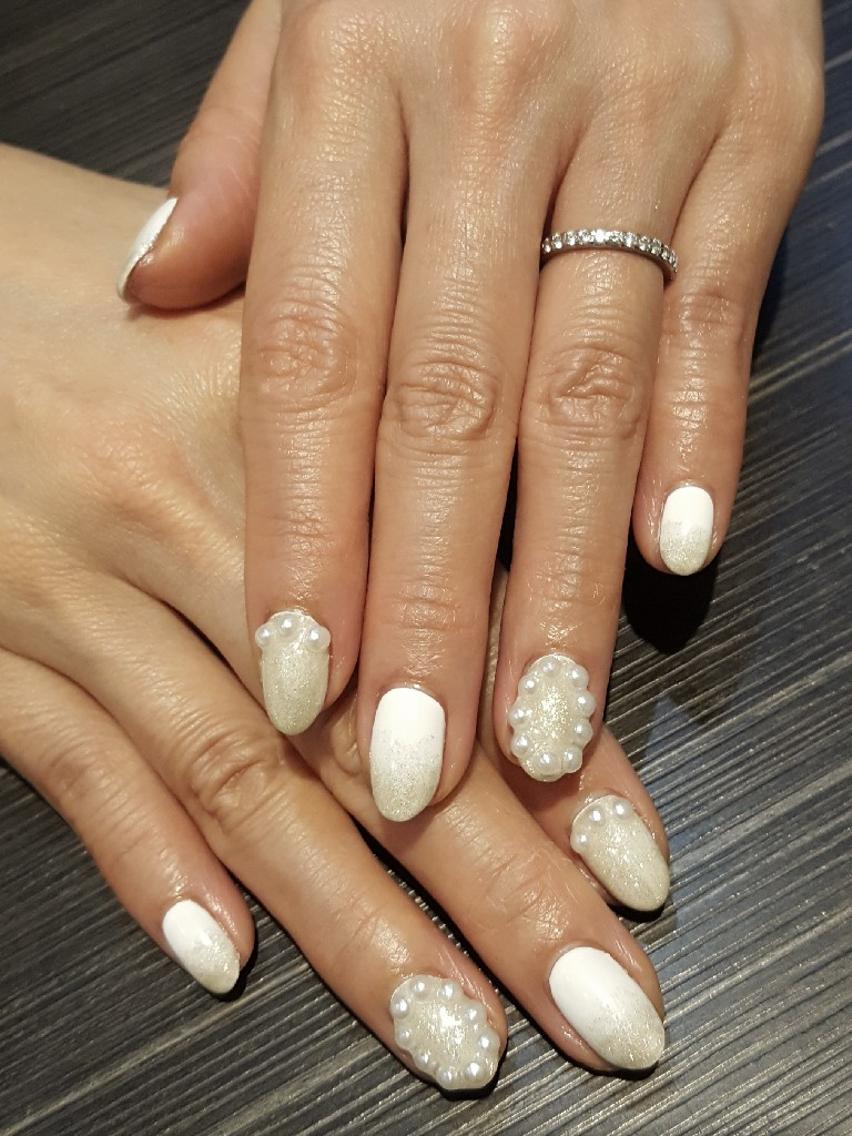 ホワイトパールネイル✨|ループス所属・市野沢愛のネイル