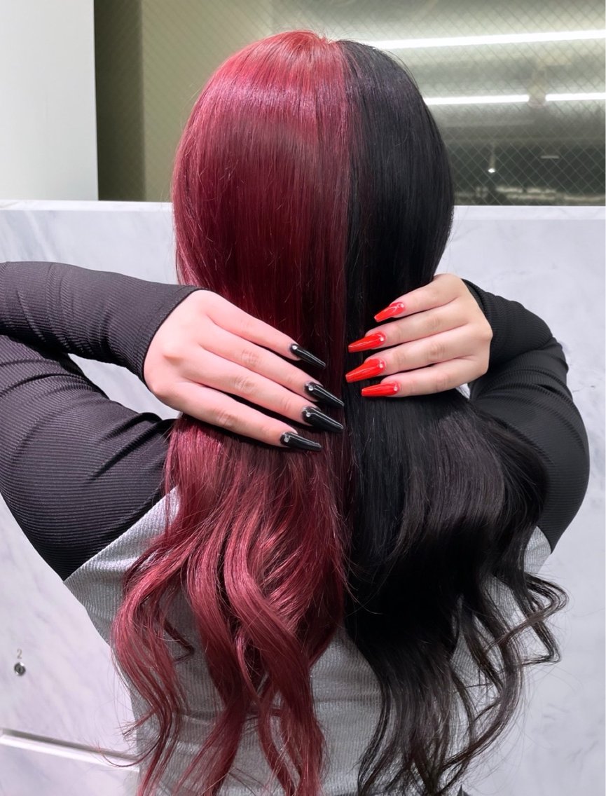 ヘアスタイル・髪型カタログ「赤×黒のツートンカラー＋プルエクステ