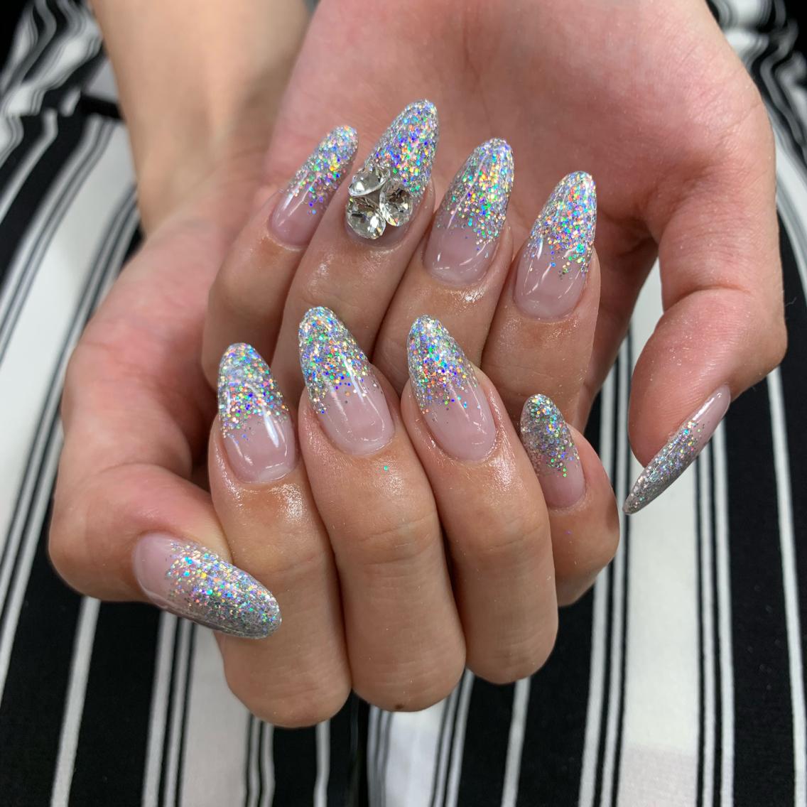 ラメグラデーション(Vカット)|Nail 大阪梅田MAXKELLY所属・一色