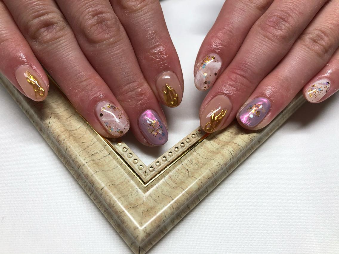 ゴールドネイル 21年夏人気のゴールドネイルのネイルデザイン ネイルアートカタログ 69ページ目 ミニモ